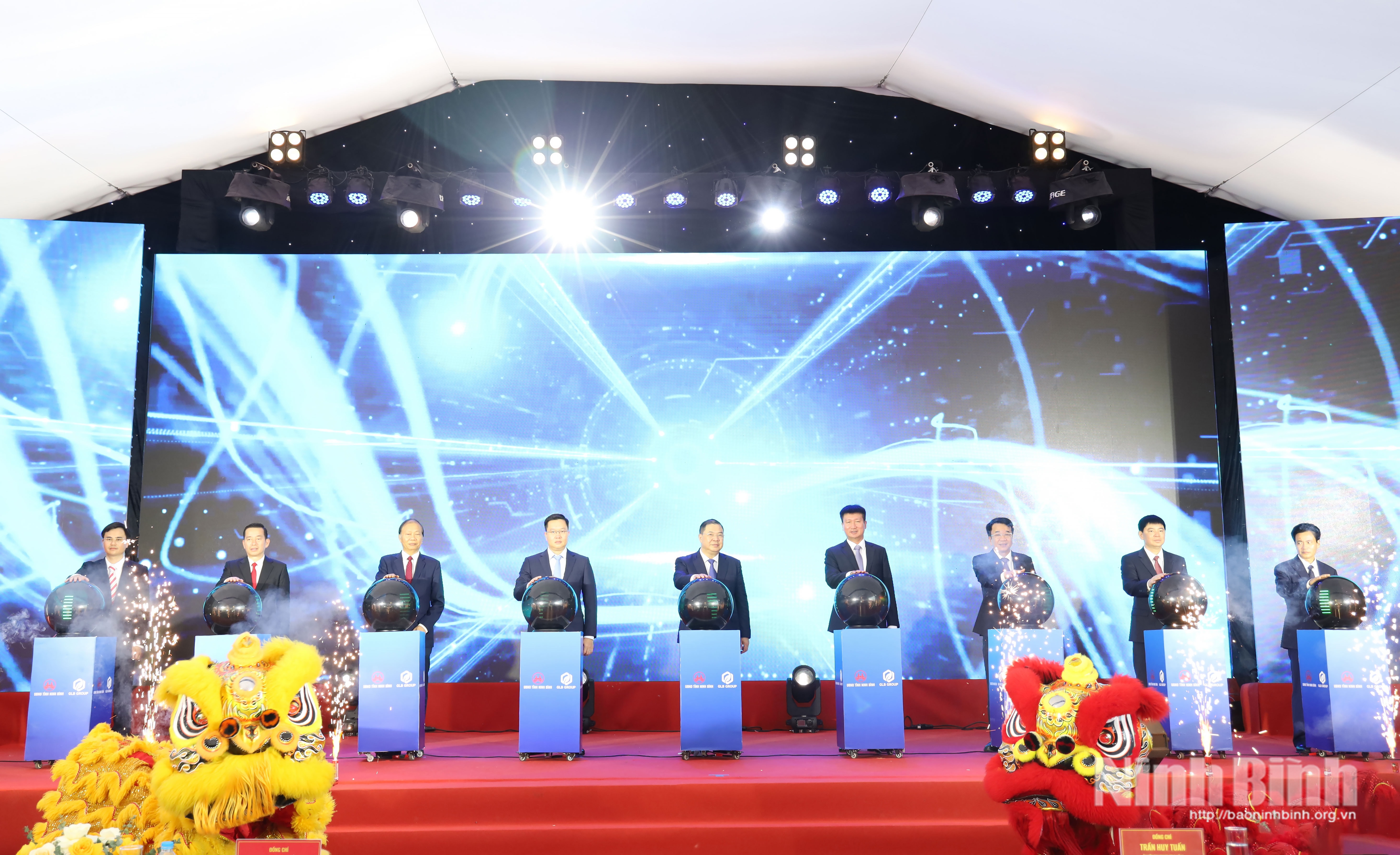 cac-dai-bieu-thuc-hien-nghi-thuc-khoi-cong-duu-an-khu-cong-2199.jpg