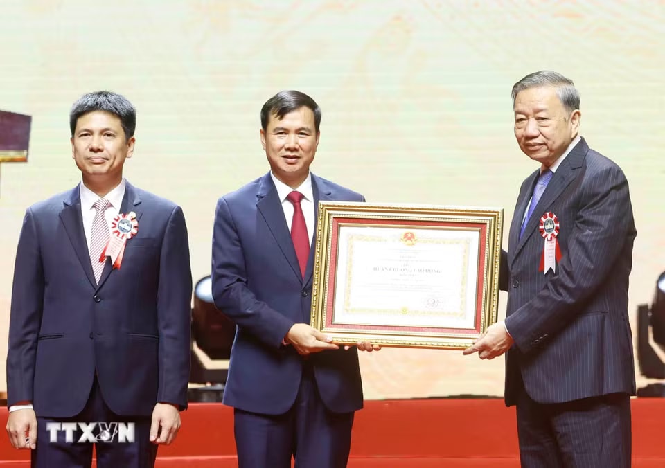de9887dd138d201e-_ttxvn-tong-bi-thu-chu-tich-nuoc-du-le-ky-niem-120-nam-ngay-truyen-thong-dai-hoc-quoc-gia-ha-noi-8.jpg.avif.jpg