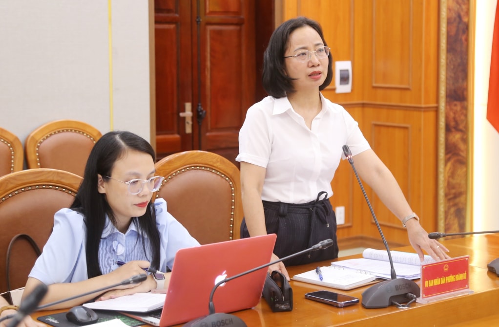Lãnh đạo phường Hoành Bồ báo cáo tại buổi làm việc. Ảnh Nguyễn Thanh