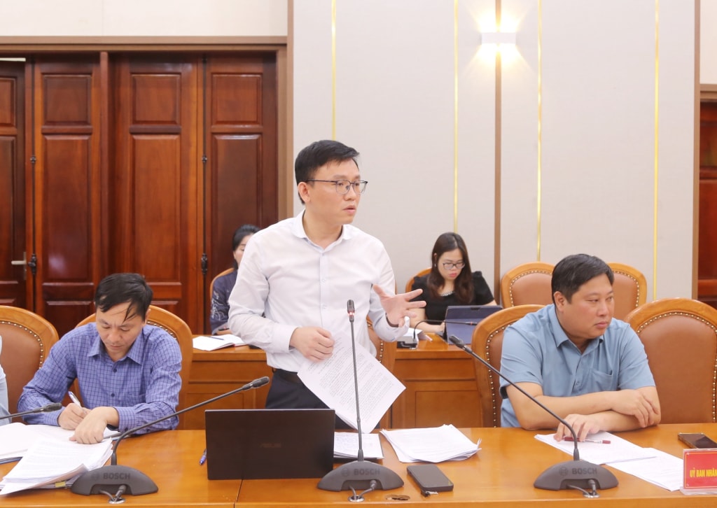 Lãnh đạo xã Quảng La báo cáo tại buổi làm việc. Ảnh Nguyễn Thanh