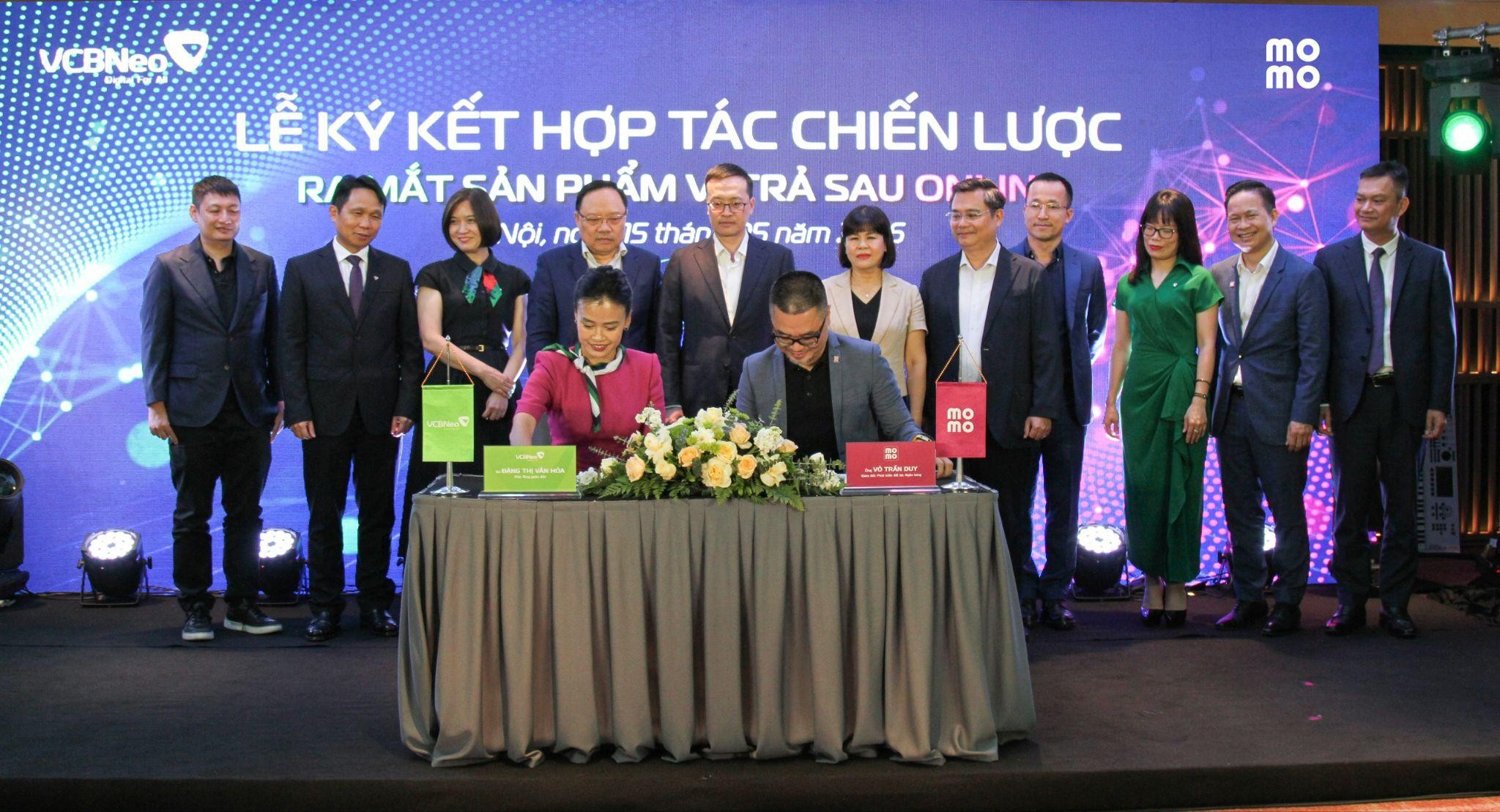 áký kết thỏa thuận hợp tác chiến lược giữa Tập đoàn Công nghệ Tài chính MoMo và VCBNeo
