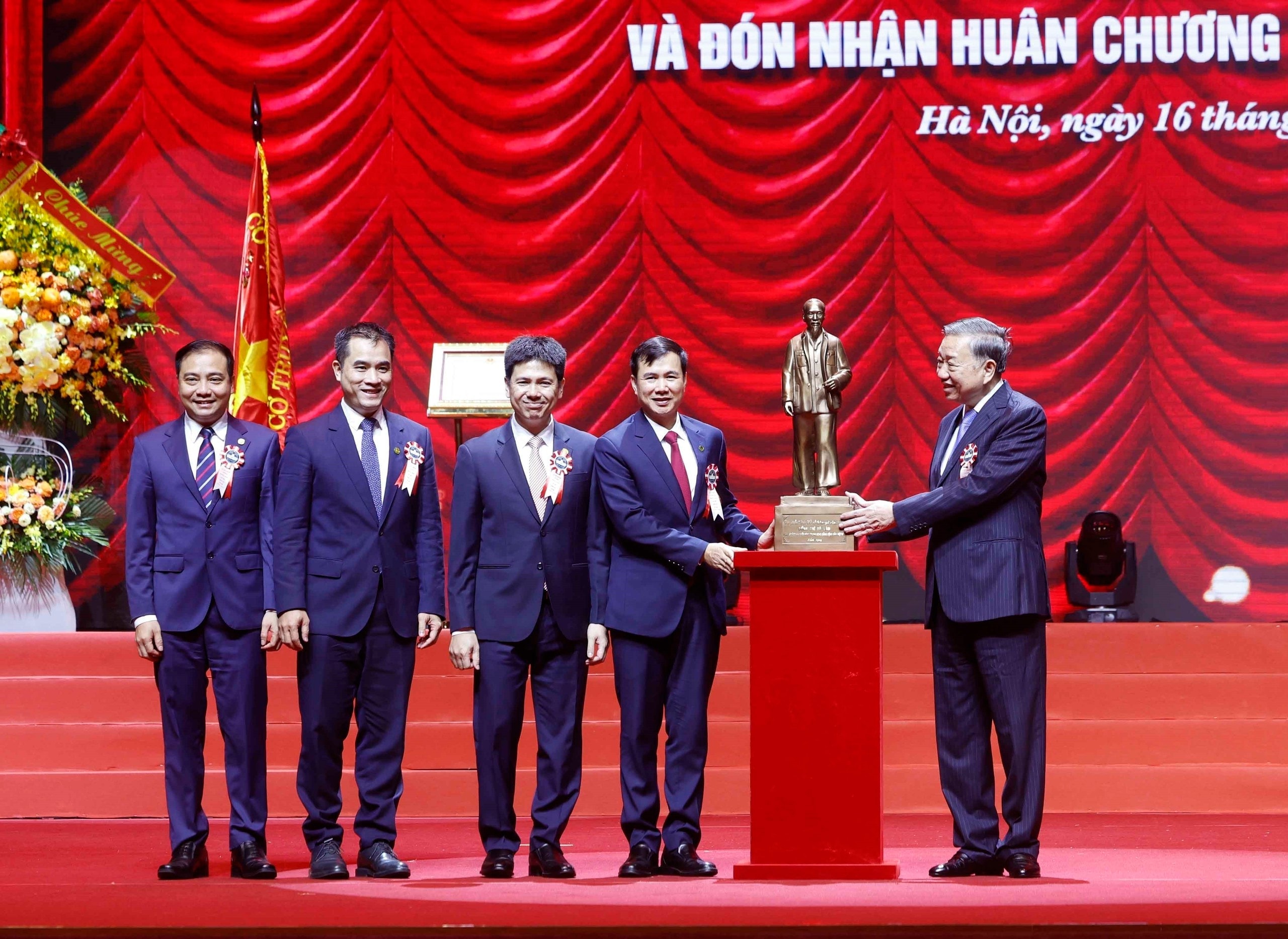 Le secrétaire général et président To Lam offre une statue du président Hô Chi Minh à l'Université nationale de Hanoï. Photo : Thong Nhat (TTXVN)