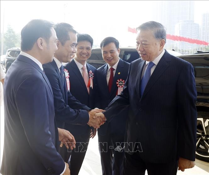 vna_potal_tong_bi_thu_chu_tich_nuoc_du_le_ky_niem_120_nam_ngay_truyen_thong_dai_hoc_quoc_gia_ha_noi_stand (1)