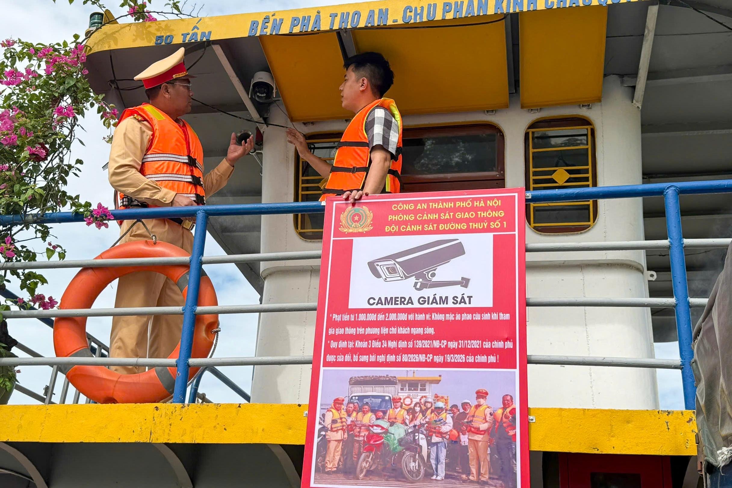 Cảnh sát đường thuỷ Hà Nội triển khai lắp đặt hệ thống camera giám sát ATGT trên các phương tiện vận tải khách.
