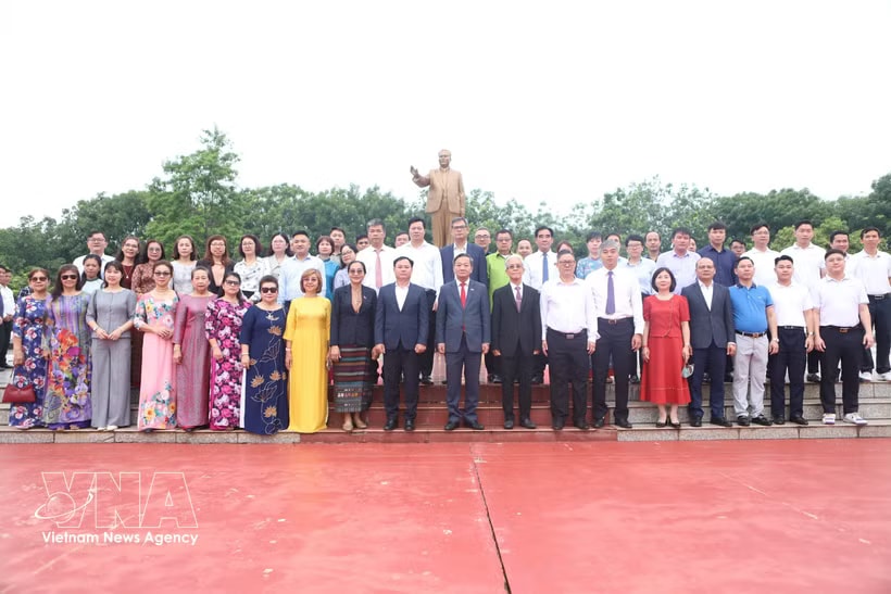 The delegation visit the monument of President Kaysone Phomvihane in Savannakhet province. (Photo: VNA)