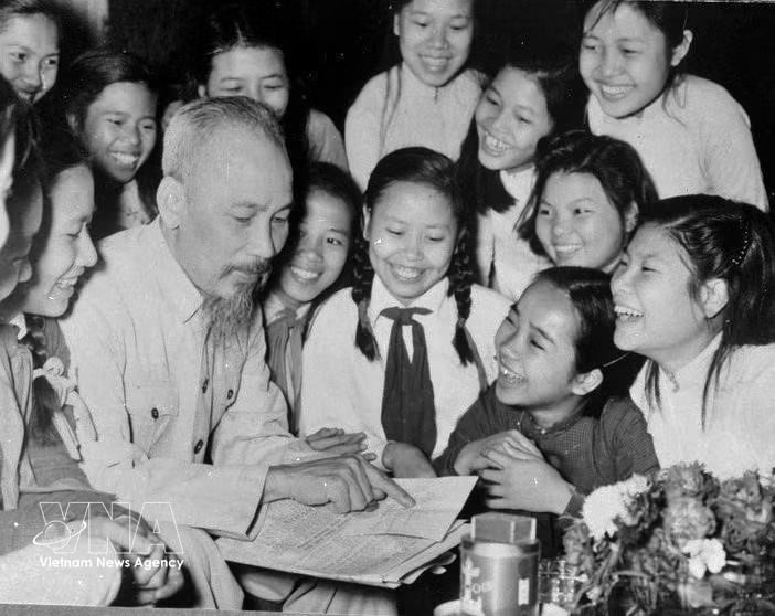Students from Trung Vuong Secondary School in Hanoi visit President Ho Chi Minh to wish him a long life (May 1956). (File photo: VNA) vnanet-president-ho-chi-minh.jpg