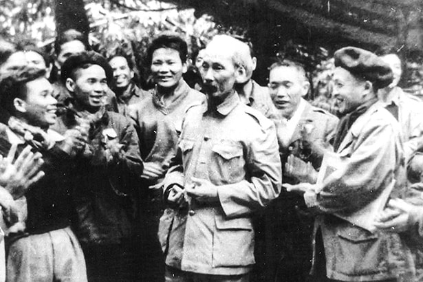 media.thuonghieucongluan.vn-uploads-2024-05-20-_bac-ho-voi-dang-vien-1716160928.jpg