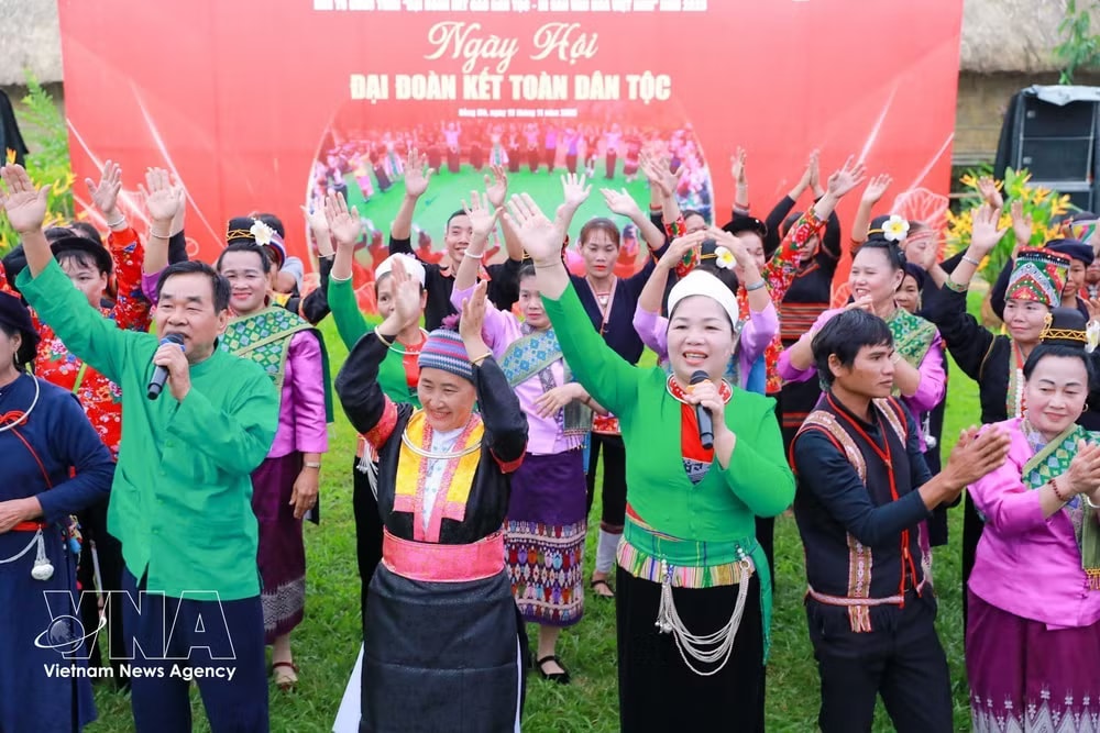 Ethnic minority groups in an exchange activity at the Vietnam National Village for Ethnic Culture and Tourism in Hanoi. (Photo: VNA) village.jpg