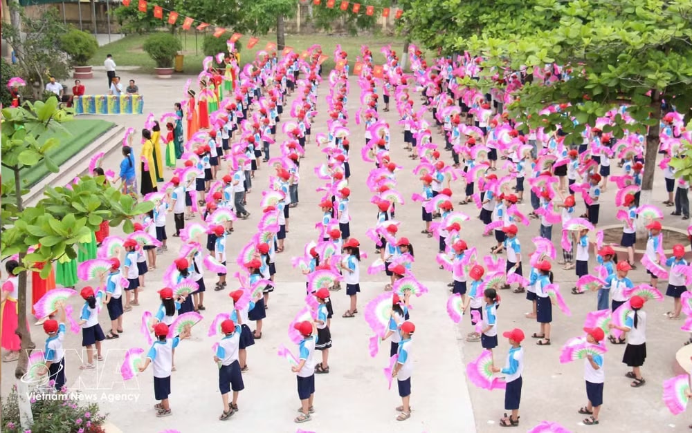 Teachers and students of Duy Nhat Primary School in Hung Yen province perform a mass folk dance. (Photo: VNA) hung-yen.jpg