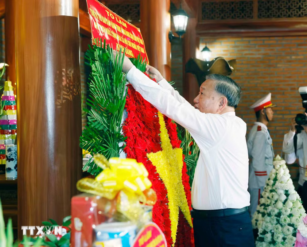Tổng Bí thư, Chủ tịch nước Tô Lâm dâng hoa tưởng niệm Chủ tịch Hồ Chí Minh, Đại tướng Võ Nguyên Giáp và Anh hùng liệt sỹ Võ Thị Sáu tại Nhà thờ Bác Hồ trong khuôn viên Thành ủy Đồng Nai. (Ảnh: Thống Nhất/TTXVN) ttxvn-tong-bi-thu-chu-tich-nuoc-lam-viec-voi-ban-thuong-vu-thanh-uy-dong-nai-1.jpg