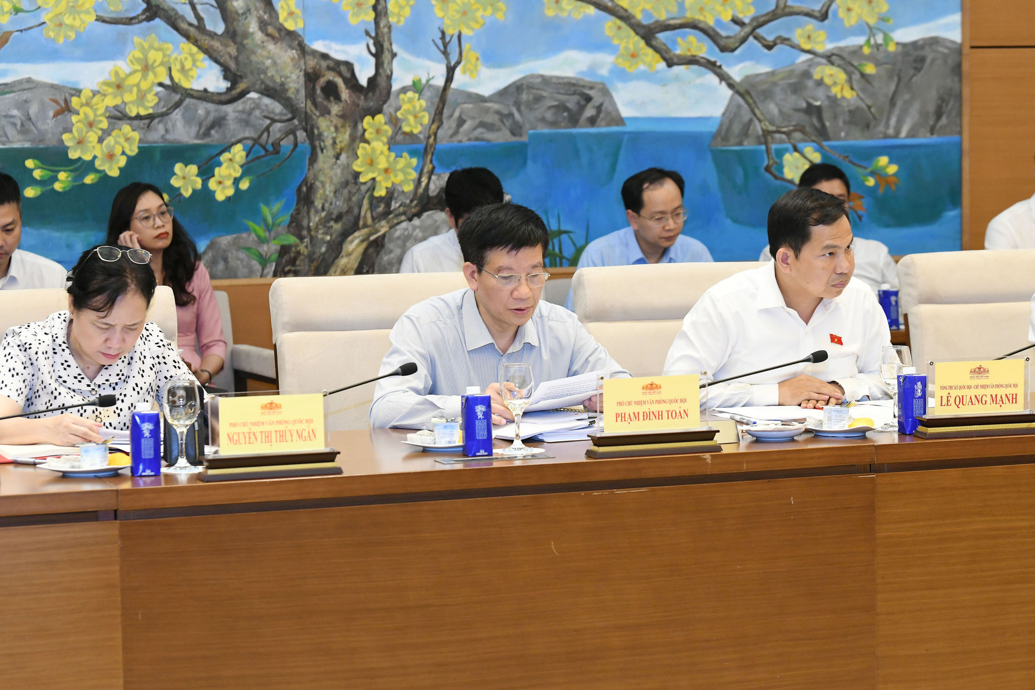 Các đại biểu tham dự phiên làm việc.12