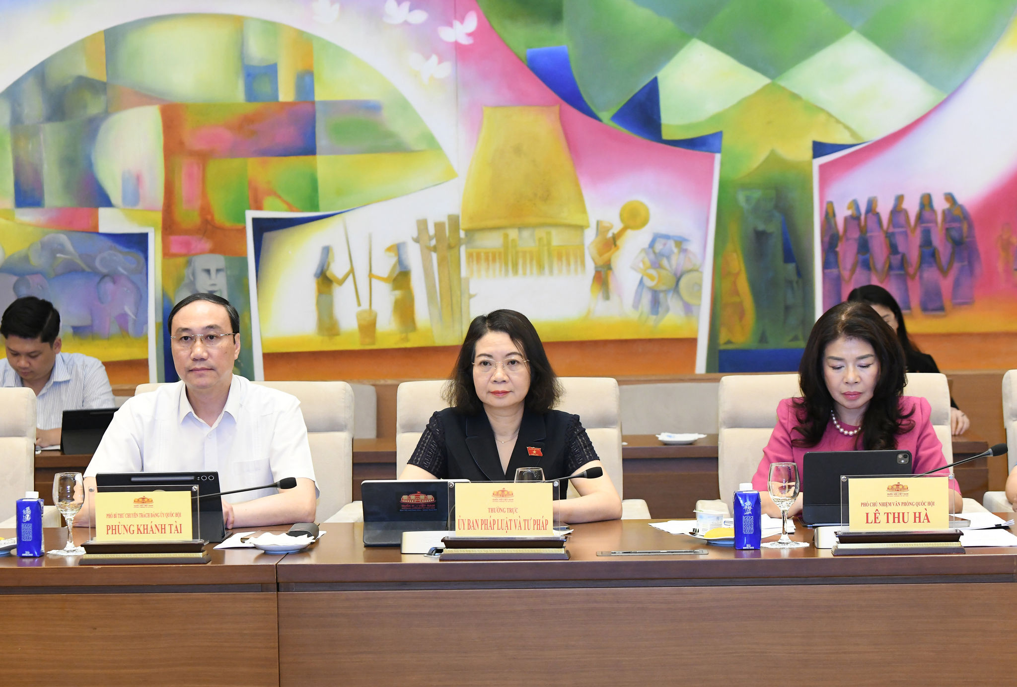 Các đại biểu tham dự phiên làm việc.8