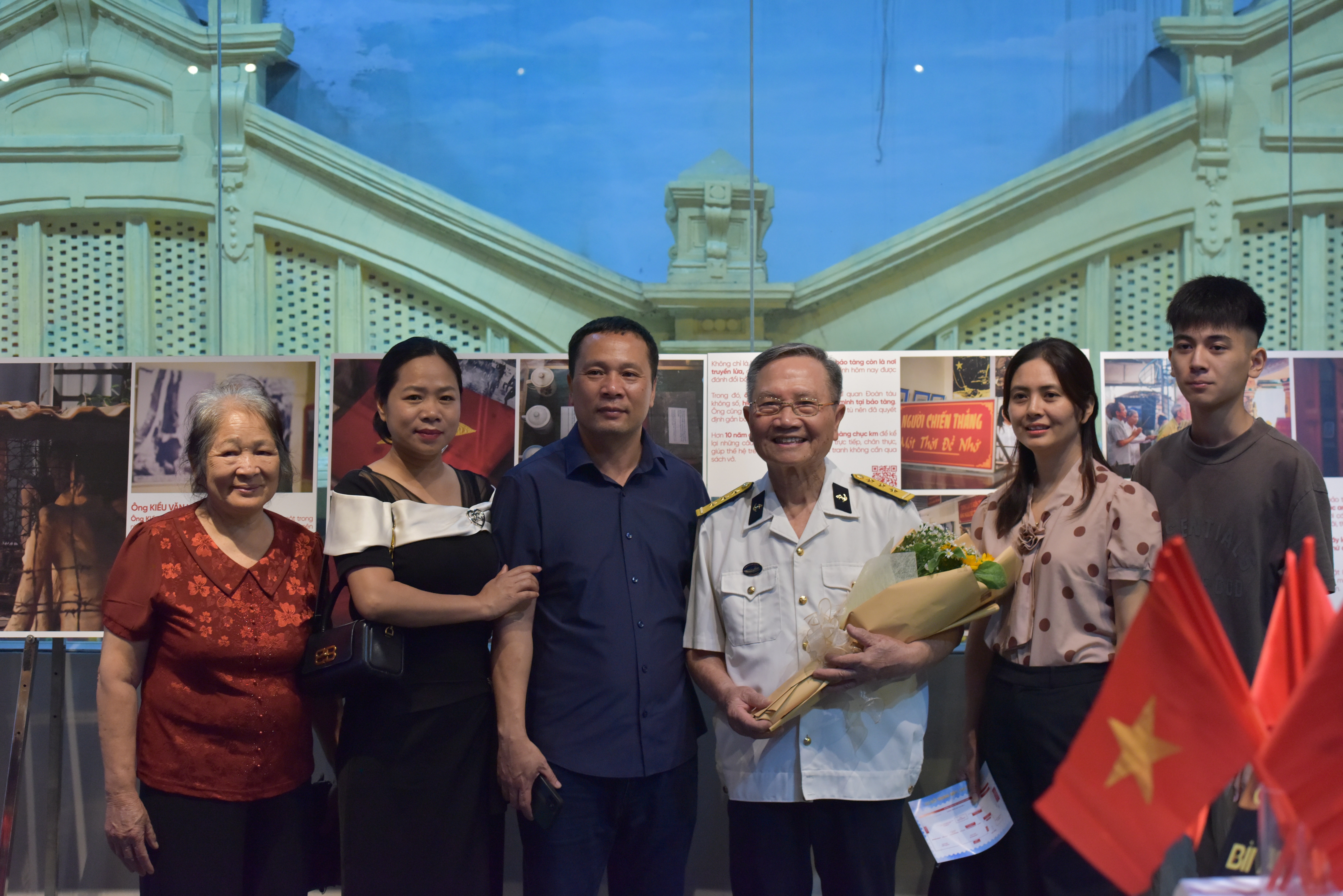 CCB chụp cùng khách tham quan