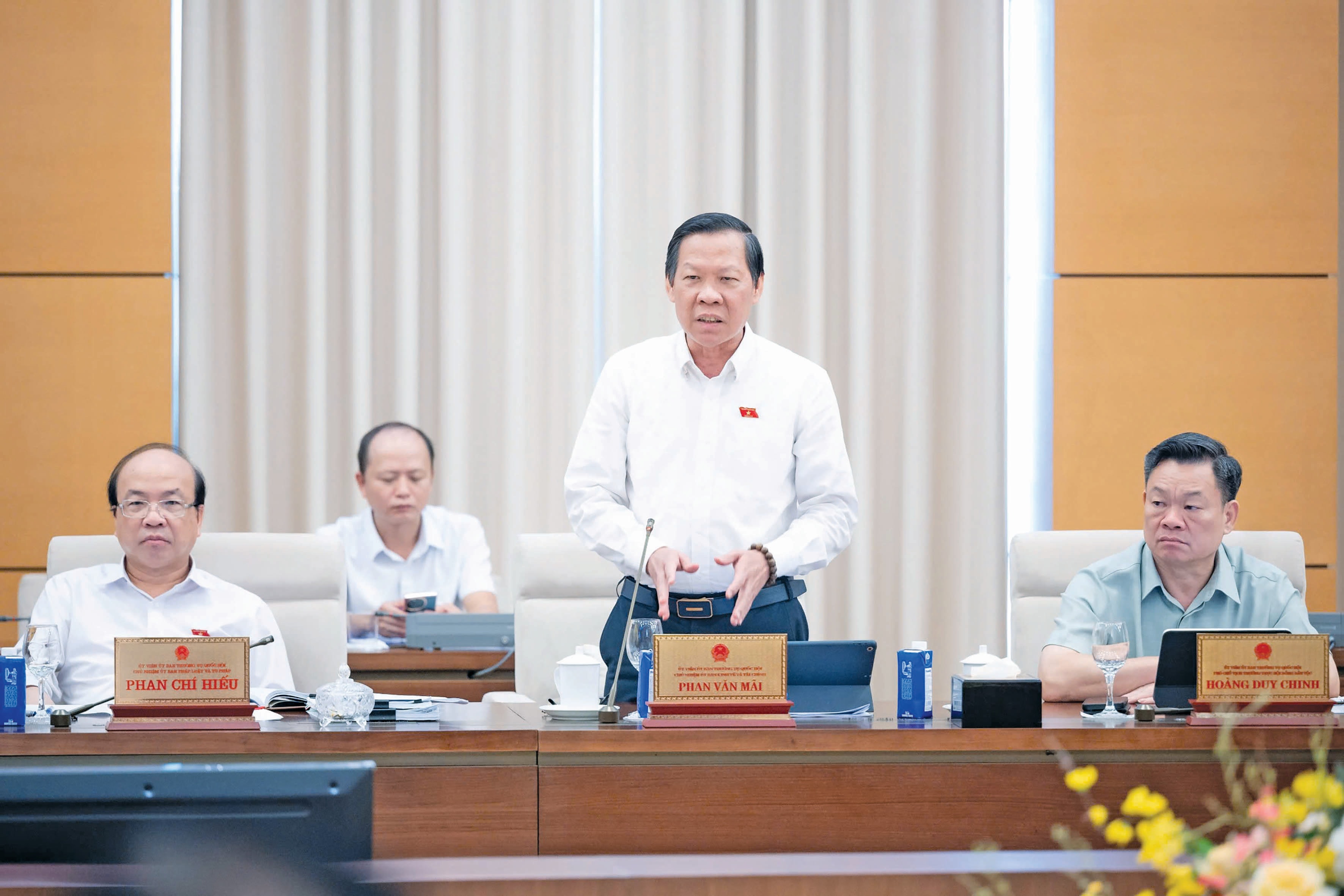 Chủ nhiệm Ủy ban Kinh tế và Tài chính Phan Văn Mãi phát biểu