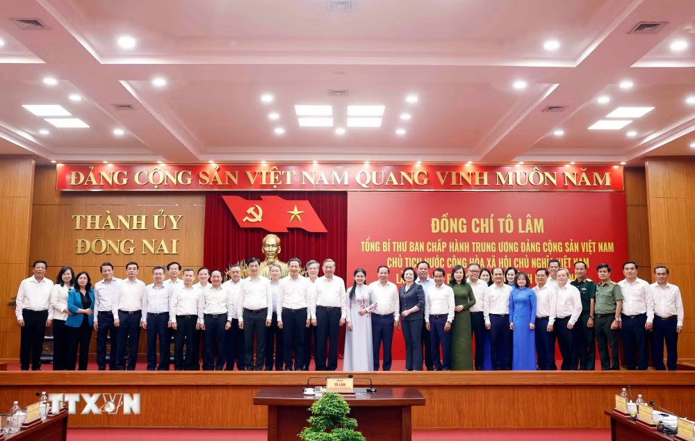 Tổng Bí thư, Chủ tịch nước Tô Lâm và các đại biểu. (Ảnh: Thống Nhất/TTXVN) ttxvn-tong-bi-thu-chu-tich-nuoc-lam-viec-voi-ban-thuong-vu-thanh-uy-dong-nai-6.jpg