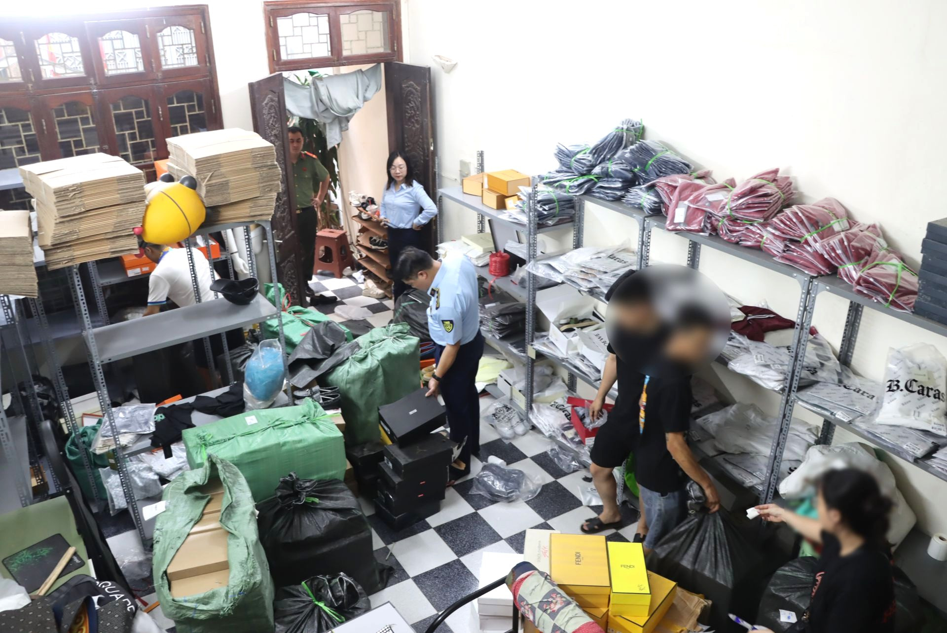 Quản lý thị trường Hà Nội đồng loạt ra quân kiemr tra, xử lý hàng giả, hàng nhái