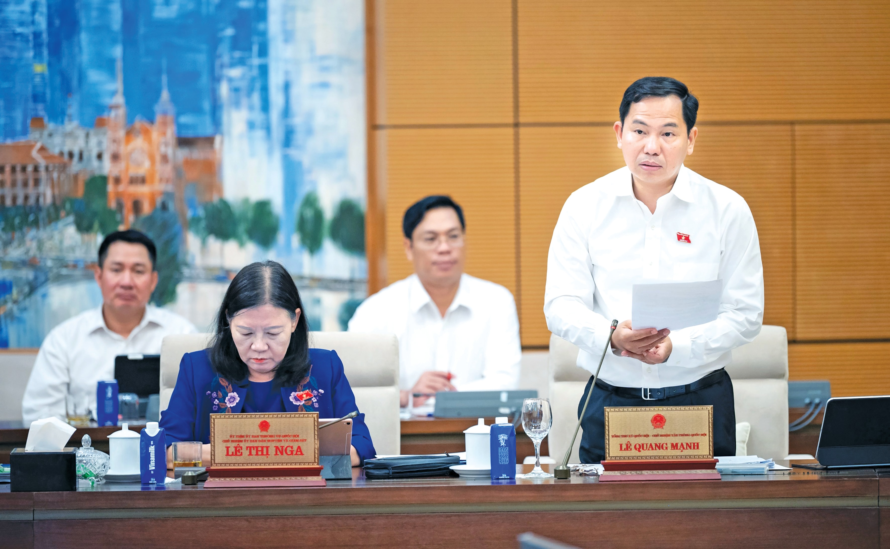 Tổng Thư ký Quốc hội, Chủ nhiệm Văn phòng Quốc hội Lê Quang Mạnh trình bày Báo cáo về chuẩn bị bước đầu Kỳ họp thứ Hai, Quốc hội khóa XVI..