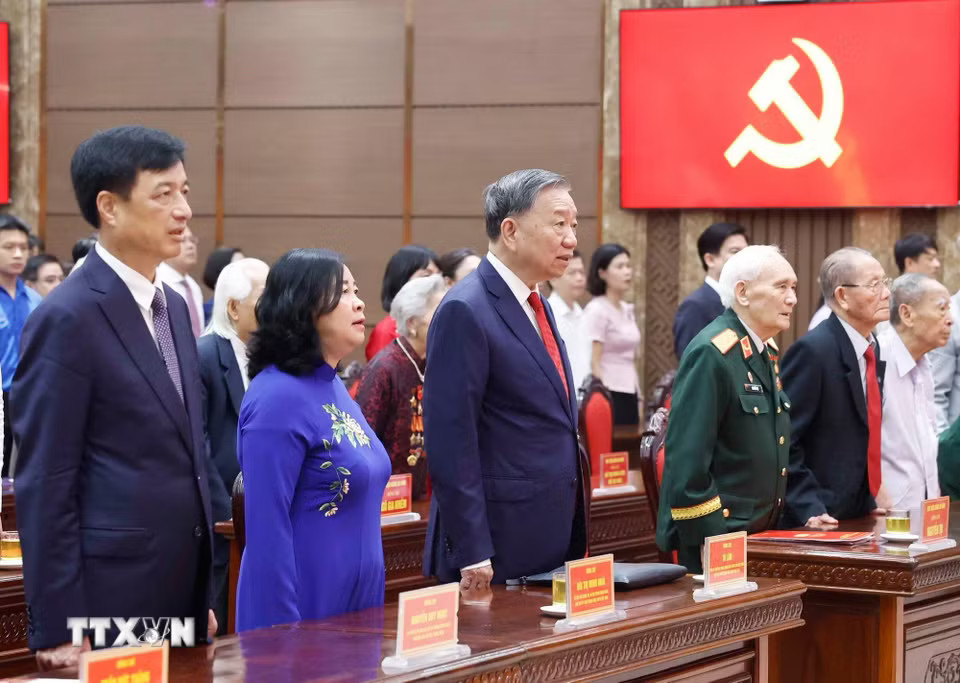 a0d3734b48aad19ed6e67c59c95f661ae-_ttxvn-1905-tong-bi-thu-chu-tich-nuoc-huy-hieu-dang-dang-vien-lao-thanh-ha-noi-9.jpg.avif.jpg