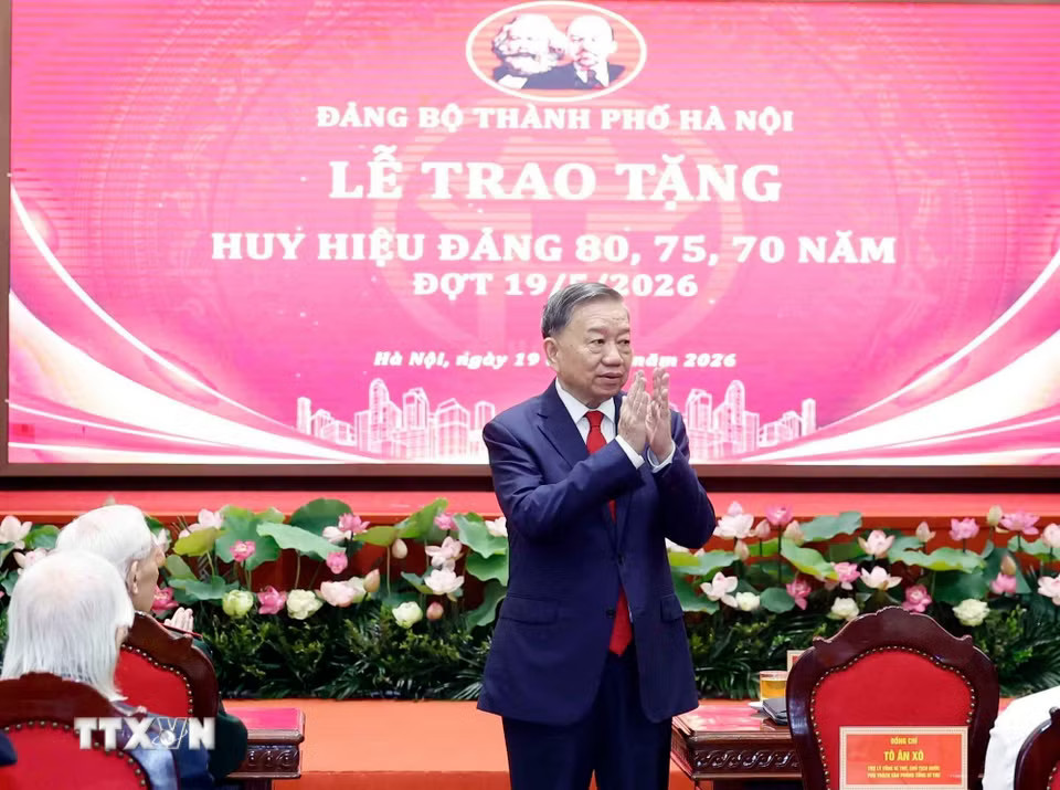 ab5ad34ac29b536adf494a916dabee24e-_ttxvn-1905-tong-bi-thu-chu-tich-nuoc-huy-hieu-dang-dang-vien-lao-thanh-ha-noi-10.jpg.avif.jpg
