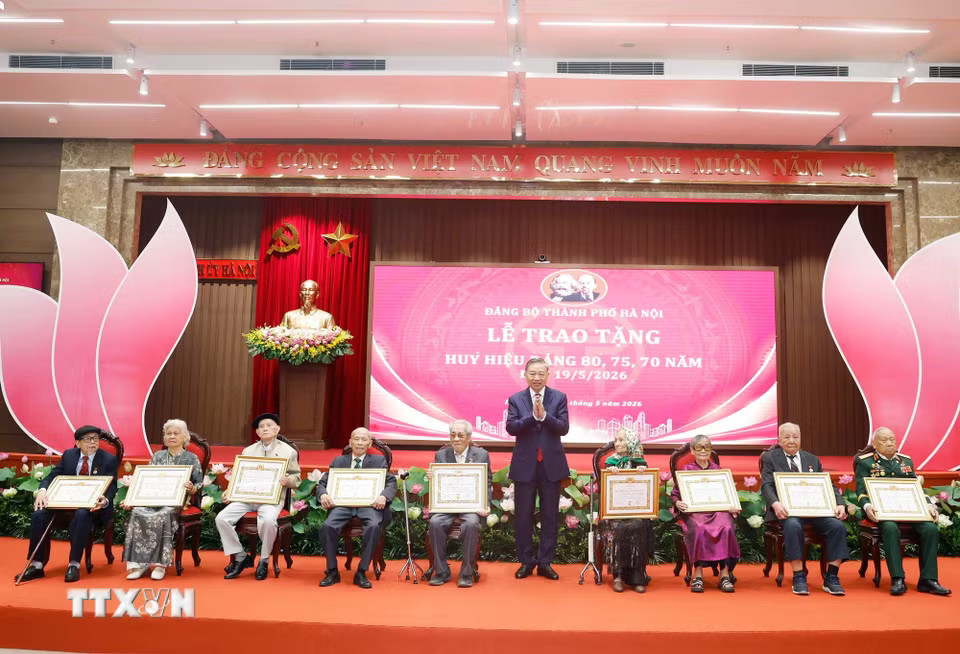ae3444a7f72101d69866d031388fbb493-_ttxvn-1905-tong-bi-thu-chu-tich-nuoc-huy-hieu-dang-dang-vien-lao-thanh-ha-noi-4.jpg.avif.jpg