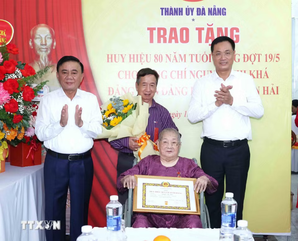 cdce98d1570368cc4b-_ttxvn-thuong-truc-ban-bi-thu-trao-huy-hieu-80-nam-tuoi-dang-tang-dang-vien-cao-tuoi-da-nang-2.jpg.avif.jpg