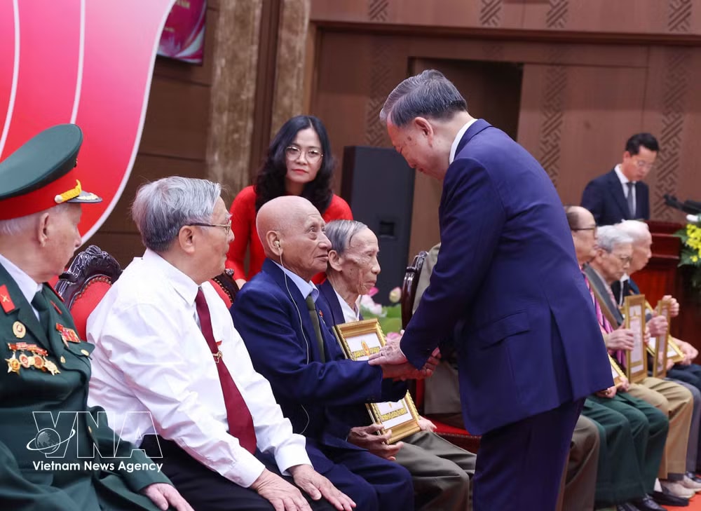 vnanet-party-membership-badges-presented-to-veteran-members-2.jpg