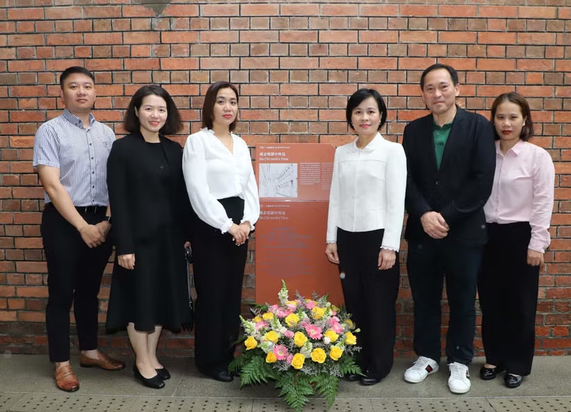 Vietnamese Consul General in Hong Kong and Macau Le Duc Hanh and representatives of Vietnamese agencies in Hong Kong offer flowers in tribute to President Ho Chi Minh at the Tai Kwun heritage site. (Photo: VNA)