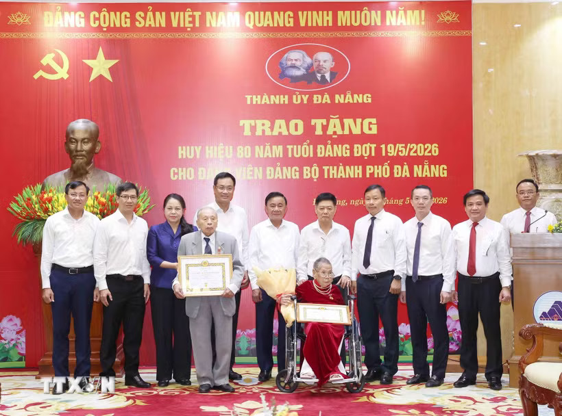 d4df89fa680217-_ttxvn-thuong-truc-ban-bi-thu-trao-huy-hieu-80-nam-tuoi-dang-tang-dang-vien-cao-tuoi-da-nang-8.jpg.avif.jpg