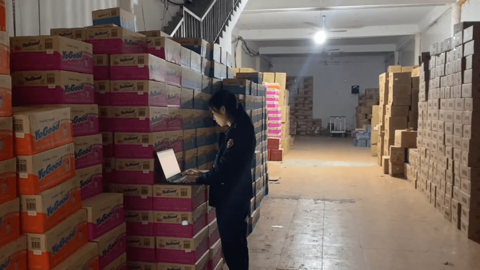 Đội Quản lý thị trường số 14 kiểm tra doanh nghiệp kinh doanh bánh kẹo nhập lậu