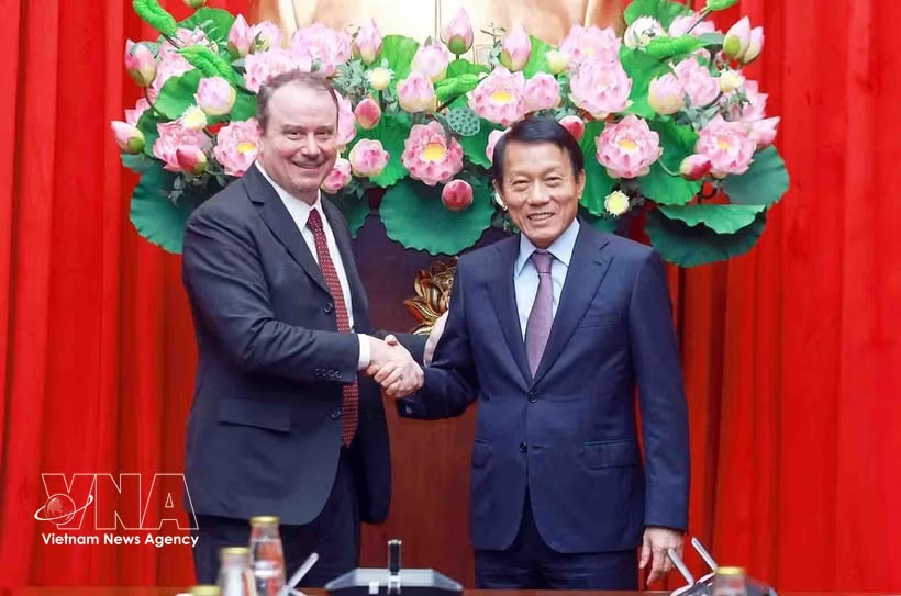Minister of Public Security General Luong Tam Quang (R) and US Deputy Trade Representative Rick Switzer. (Photo: VNA)