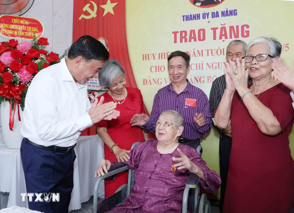 fc05fd16339ded7464f6-_ttxvn-thuong-truc-ban-bi-thu-trao-huy-hieu-80-nam-tuoi-dang-tang-dang-vien-cao-tuoi-da-nang-3.jpg.avif.jpg