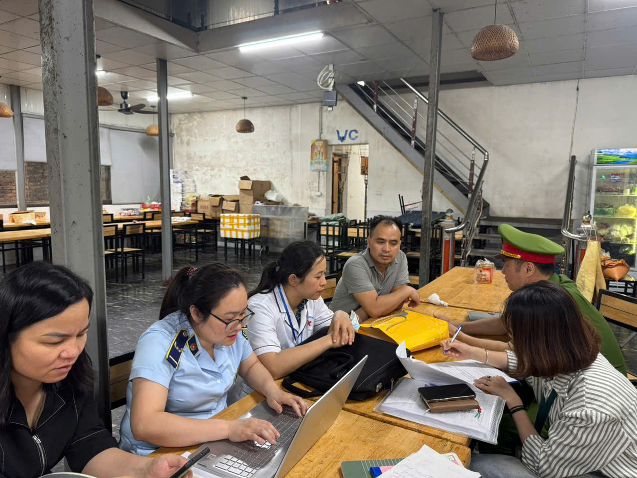 Lực lượng chức năng lập biên bản, đồng thời tuyên truyền, phổ biến pháp luật đến cơ sở nhằm tăng cường ý thức tuân thủ pháp luật trong hoạt động kinh doanh thực ph