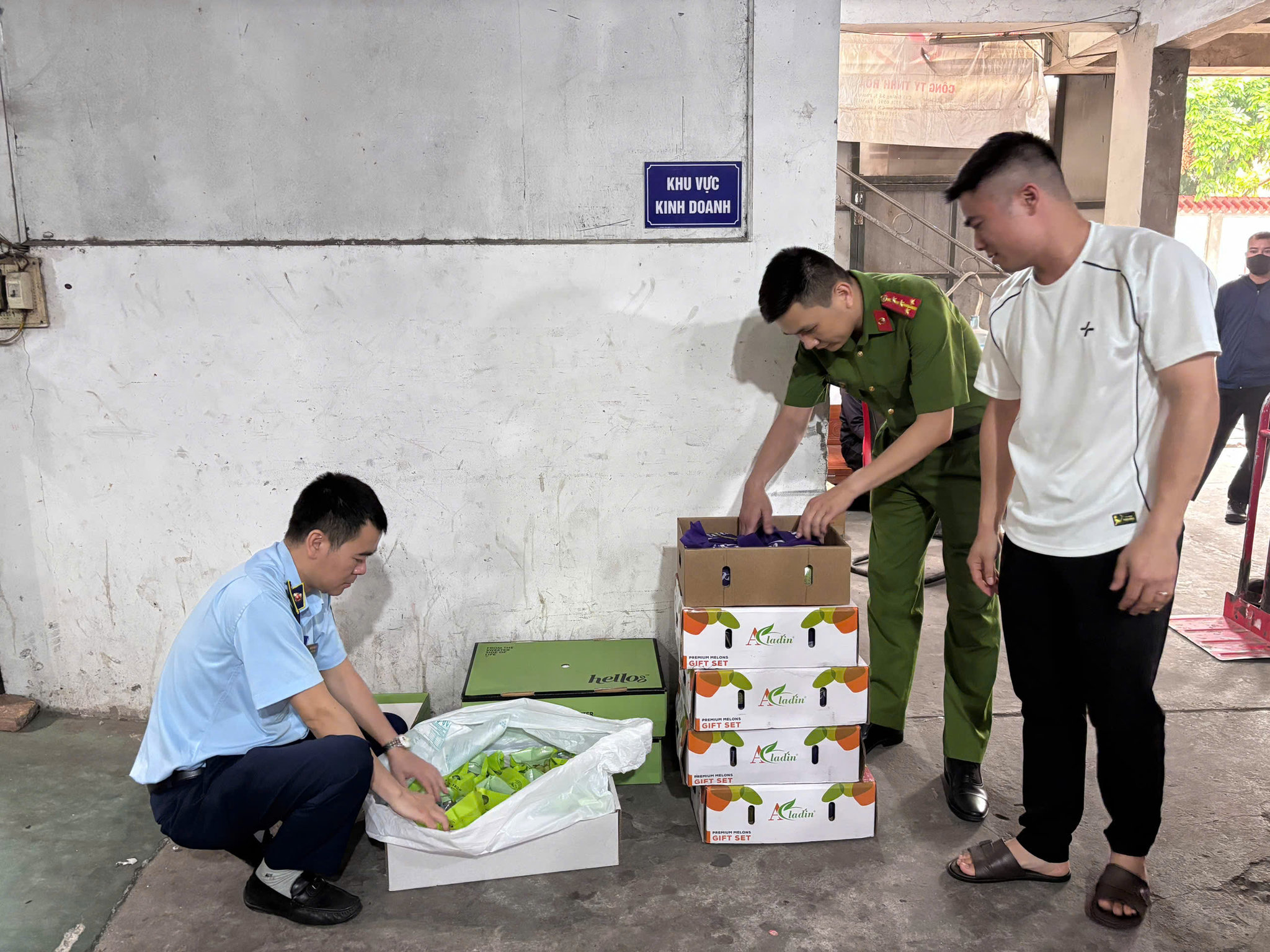 Lực lượng chức năng tiến hành kiểm tra