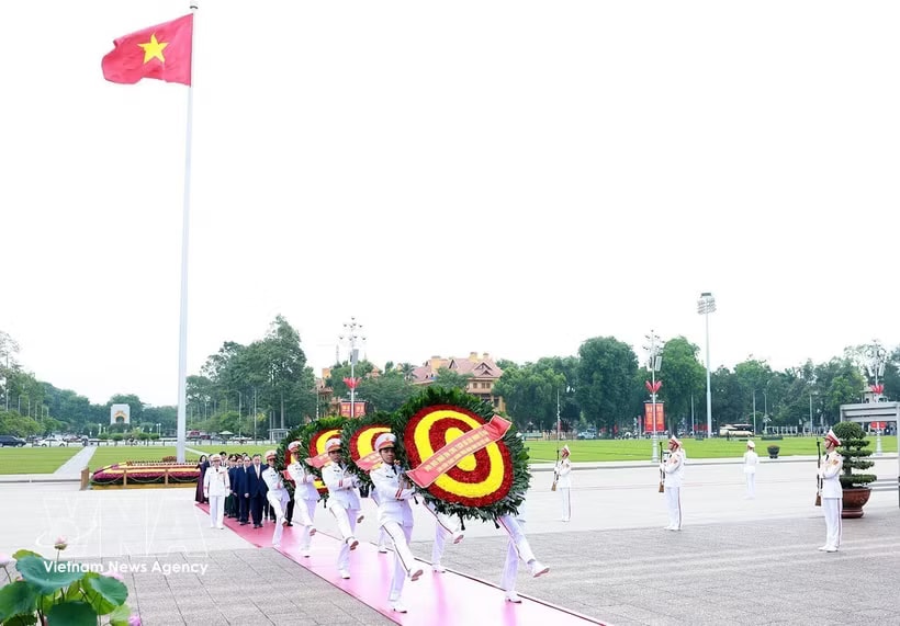 Incumbent and former Party and State leaders pay tribute to President Ho Chi Minh at his mausoleum in Hanoi on May 19, 2026. (Photo: VNA)