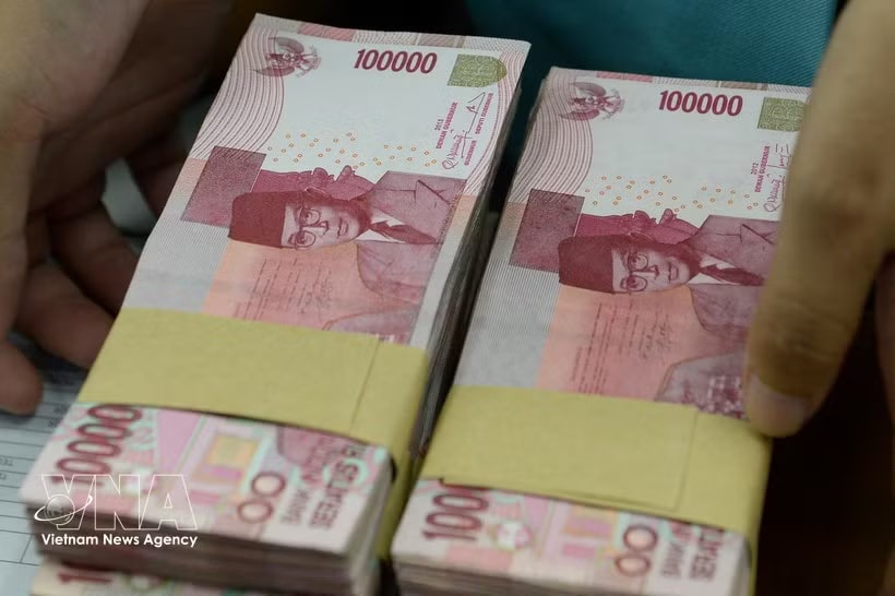 Pressure on the rupiah has mounted as global oil prices surge amid Middle East tensions and developments involving Iran, increasing Indonesia’s energy import costs. (Photo: AFP/VNA)