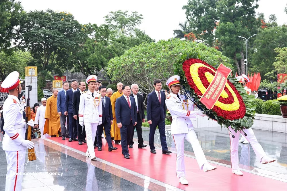 A Vietnam Fatherland Front delegation pays tribute to heroes and martyrs at the monument on Bac Son street, Hanoi, on May 19, 2026. (Photo: VNA) vnanet-h.jpg