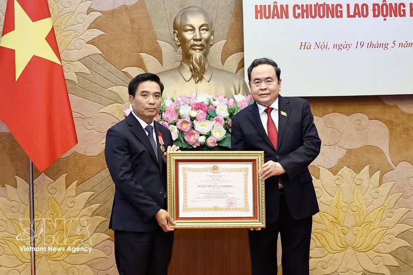 NA Chairman Tran Thanh Man (R) presents the first-class Labour Order to NA Vice Chairman Nguyen Doan Anh on May 19. (Photo: VNA)