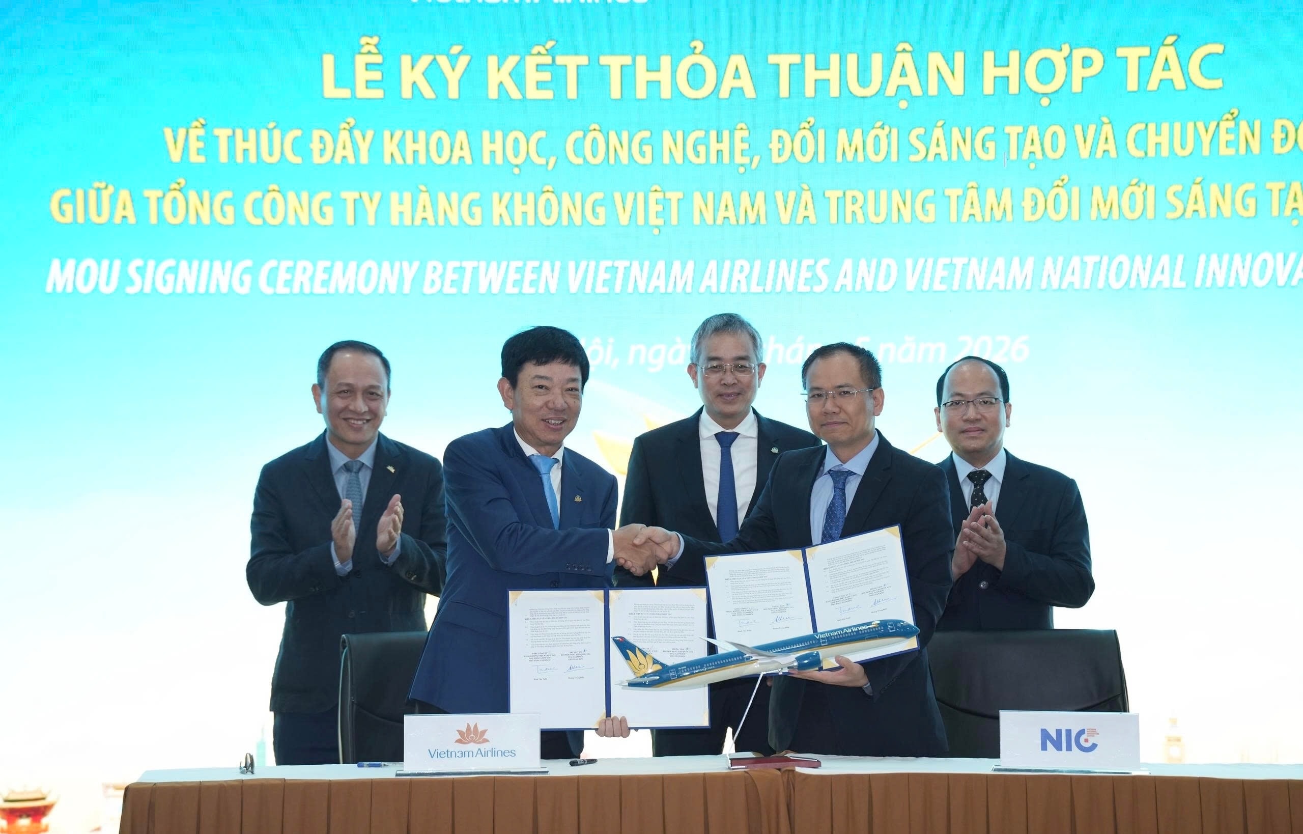 1. Vietnam Airlines và Trung tâm Đổi mới sáng tạo Quốc gia đã ký kết Thỏa thuận hợp tác về thúc đẩy khoa học, công nghệ, đổi mới sáng tạo và chuyển đổi số