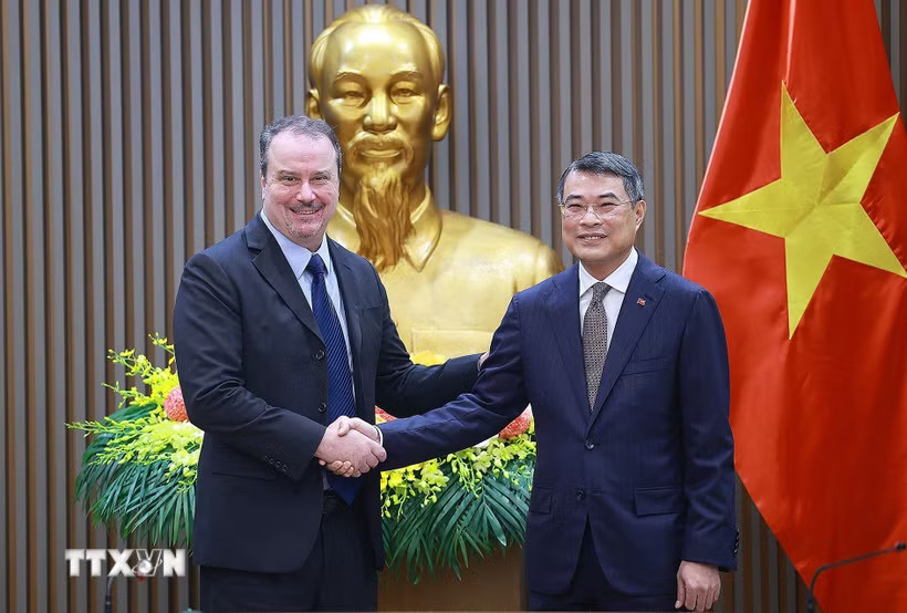 Thủ tướng Lê Minh Hưng tiếp Phó Đại diện Thương mại Hoa Kỳ Rick Switzer. (Ảnh: Dương Giang/TTXVN)