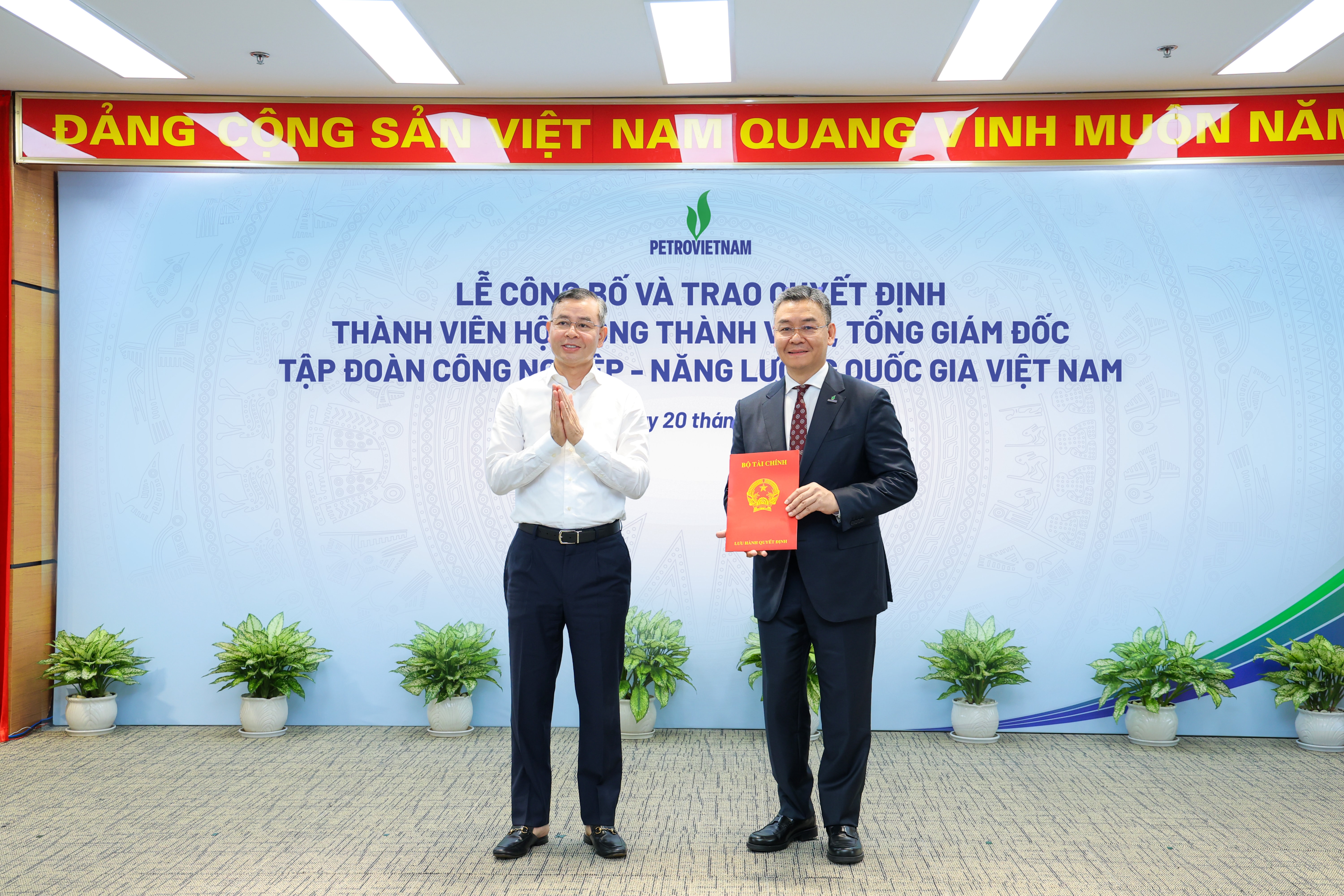 Bộ trưởng Bộ Tài chính Ngô Văn Tuấn trao quyết định bổ nhiệm Thành viên HĐTV Petrovietnam cho ông Lê