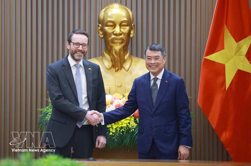 Prime Minister Le Minh Hung (R) hosts the UK's Ambassador to Vietnam Iain Frew in Hanoi on May 20 (Photo: VNA)