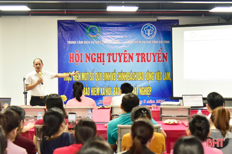Đại diện Trung tâm Dịch vụ việc làm Hà Tĩnh trình bày chuyên đề về chính sách Bảo hiểm thất nghiệp theo quy định mới. Ảnh VLHT