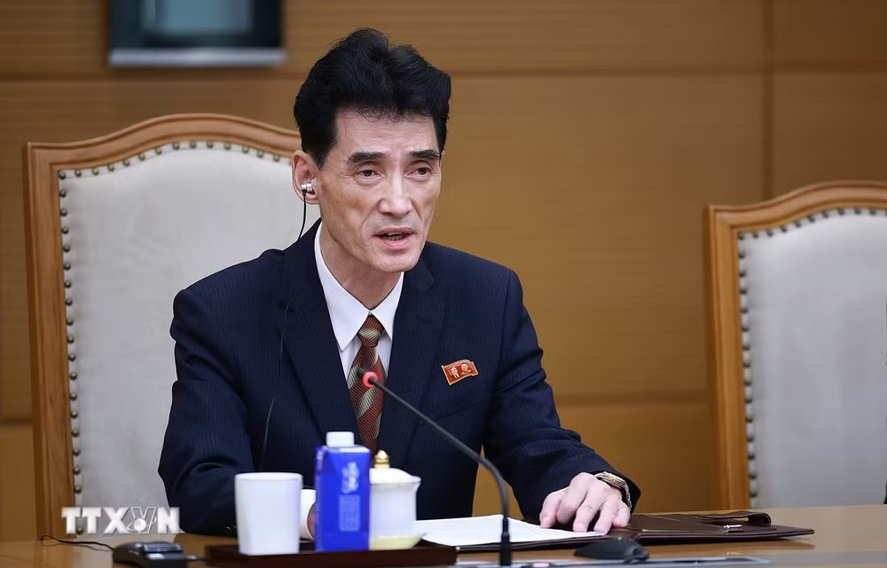 Đại sứ Triều Tiên Ri Sung Guk phát biểu. (Ảnh: Dương Giang/TTXVN) ttxvn-thu-tuong-le-minh-hung-tiep-dai-su-trieu-tien-ri-sung-guk-2.jpg