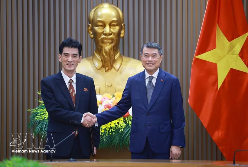 Prime Minister Le Minh Hung (right) and Ambassador of the Democratic People’s Republic of Korea (DPRK) to Vietnam Ri Sung Guk at their meeting on May 20 (Photo: VNA)