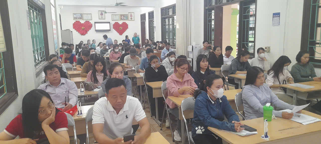 Người lao động hưởng chính sách Bảo hiểm thất nghiệp được tư vấn cụ thể các chính sách và việc làm. Ảnh VLHT