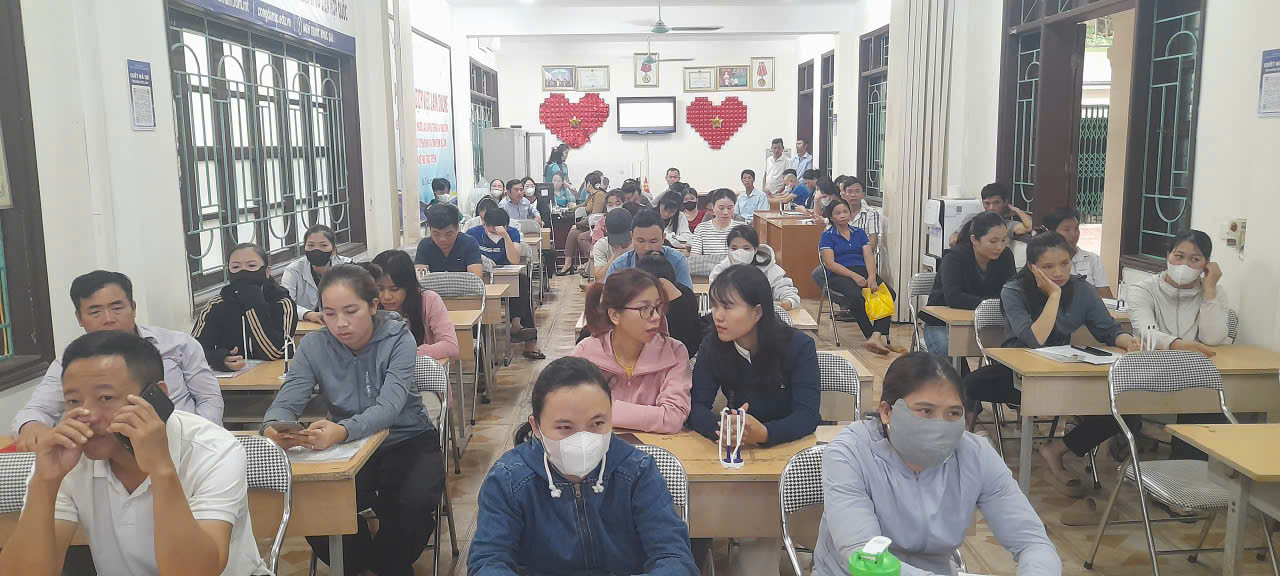 Người lao động tham gia phiên sàn chuyên đề dành riêng cho bảo hiểm thất nghiệp. Ảnh VLHT
