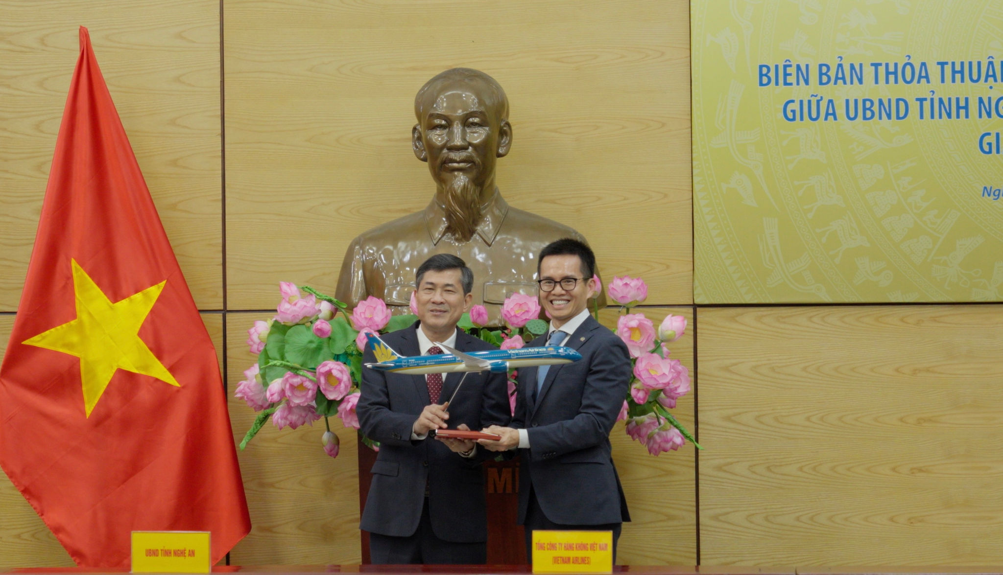 3. Phó Tổng giám đốc Vietnam Airlines Nguyễn Quang Trung trao tặng mô hình máy bay cho Phó QQ88k Game Bài UBND tỉnh Nghệ An Thái Văn Thành , khẳng định tinh thần gắn kết và hợp tác lâu dài