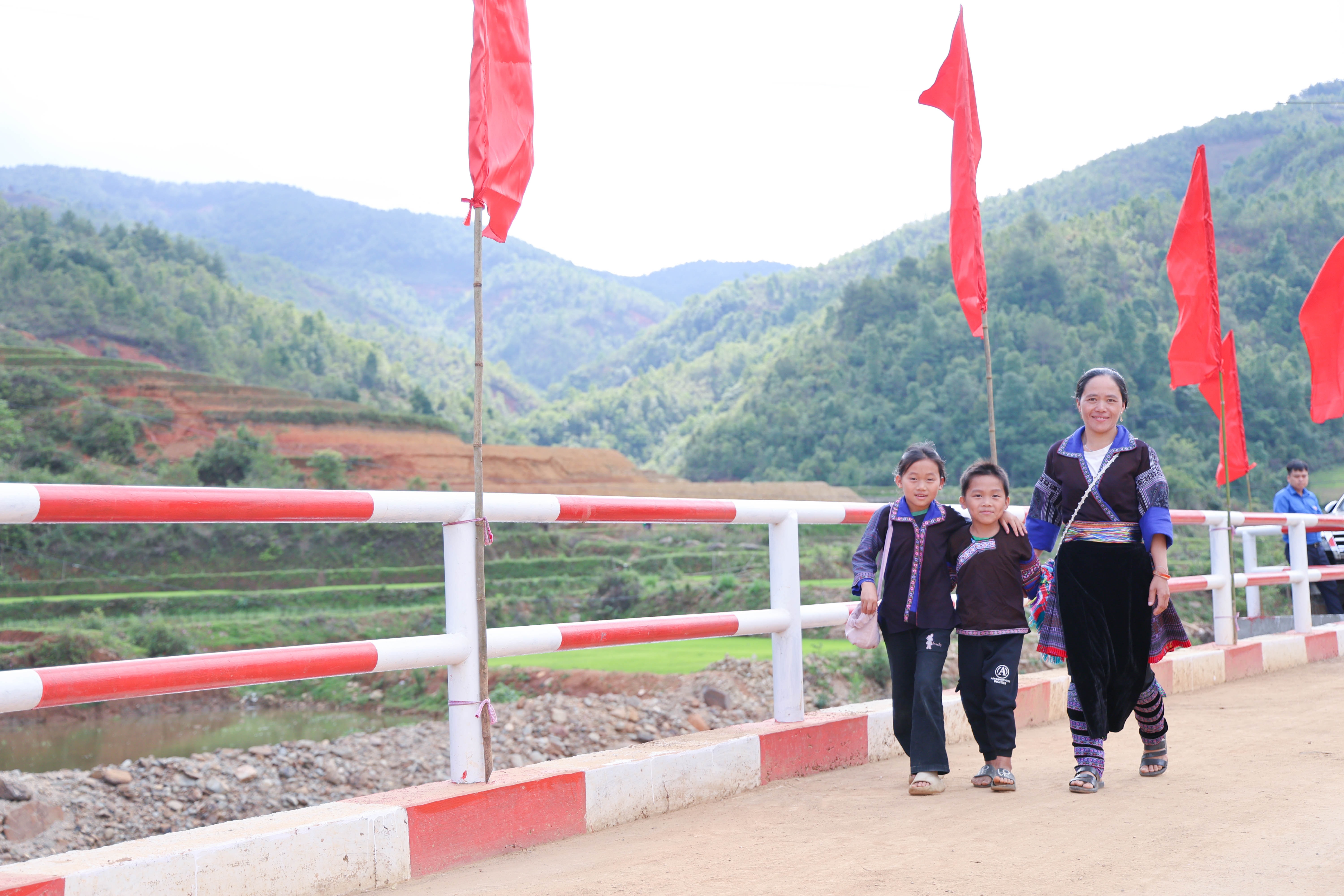 ba con dan toc Mong ben cay cau moi khanh thanh
