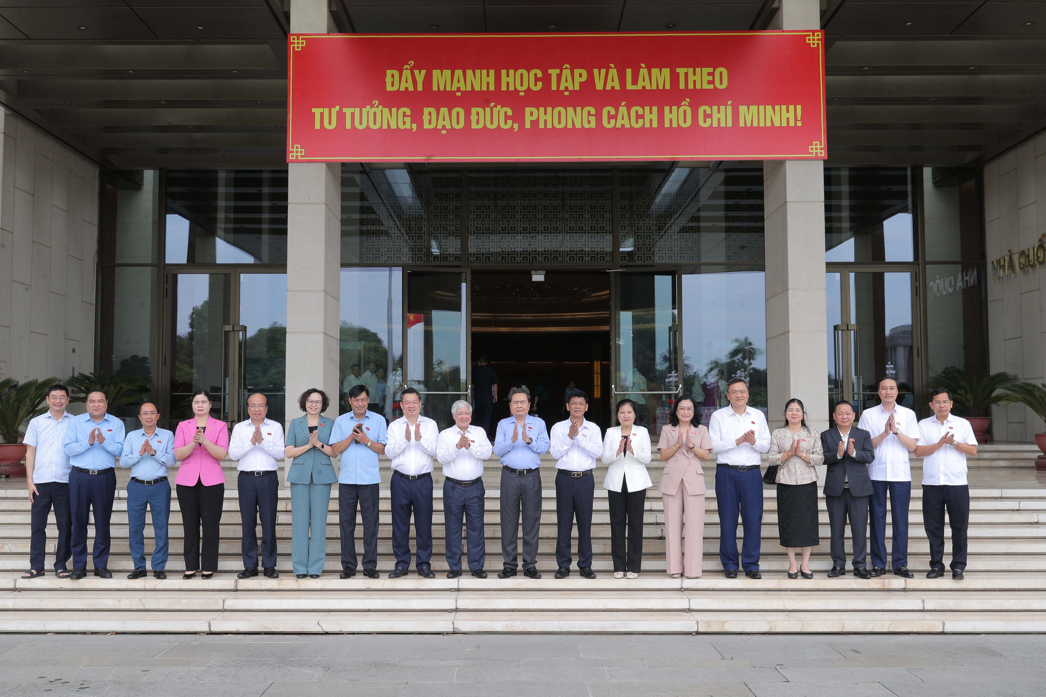 Các đại biểu chụp ảnh lưu niệm