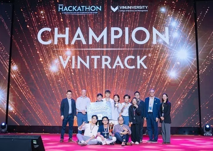 The winning team of the Asian Hackathon for Green Future 2025. (Photo: VinUni University)